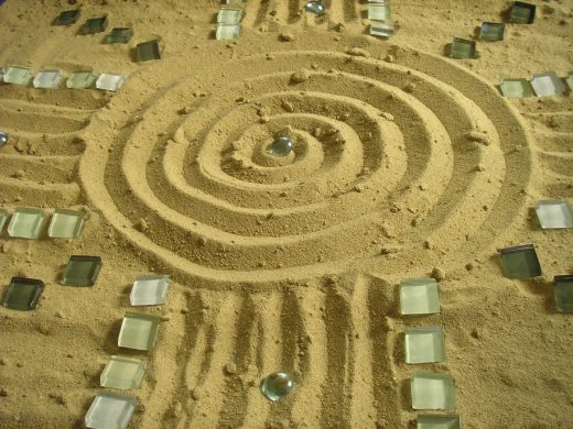 Das Sandspiel dient als gestalterisches Element in der Psychotherapie